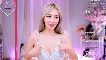 bj유나 발차기 사이로 보이는 무엇인가