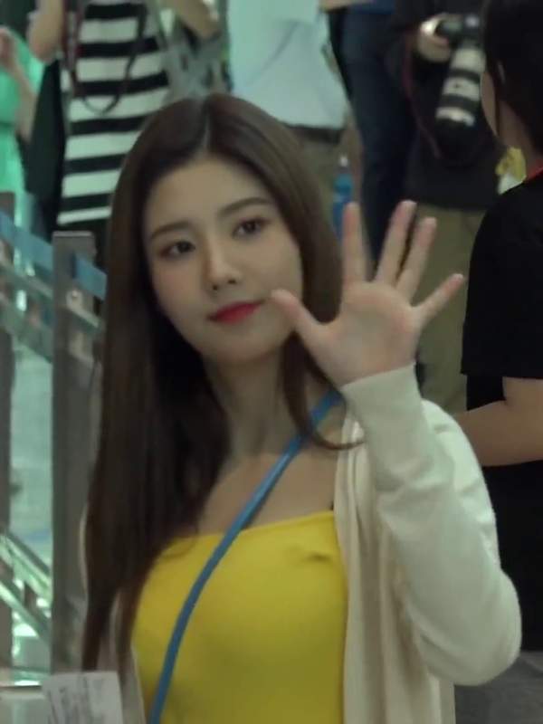 Waving bye to those sweeties, while my yellow mini is riding up. K-pop erotica, my airport fashion is a crowd-pleaser, right? 😉 – @dancingqueen’s Sex Reel On koreanbj.club – TikTok Porn & Shorts