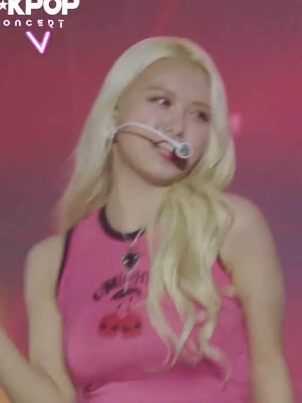 Check me out, blond and bubbly in pink, holding my ‘special’ microphone. 😉 Ready for my KpopFap solo, are you? – @keishablack’s Sex Reel On koreanbj.club – TikTok Porn & Shorts