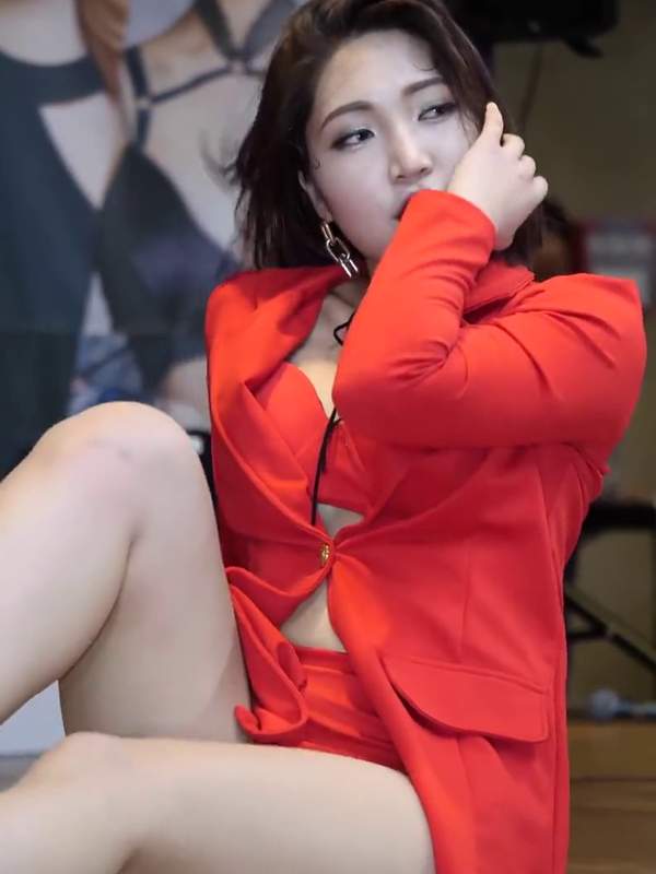 Can’t help but flaunt it in this fiery red suit, sprawled on the floor for your viewing pleasure. How’s this for some KpopFap? – @belle.blane’s Sex Reel On koreanbj.club – TikTok Porn & Shorts