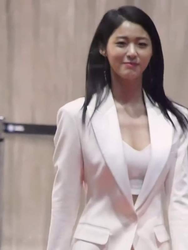 Bet you’re getting turned on watching this chick strut her stuff in a sexy white getup on that KpopFap runway. 🔥🍑🔞 – @hotdance’s Sex Reel On koreanbj.club – TikTok Porn & Shorts