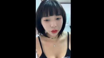 아프리카_벽에 간호조무사 자격증. 타투녀 [옷갈아입다 가슴노출]
